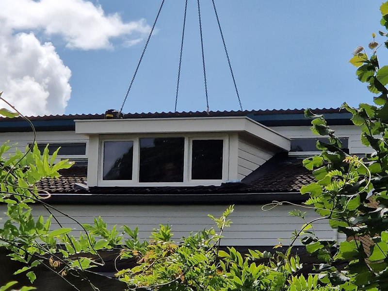 Twee dakkapellen op een dak