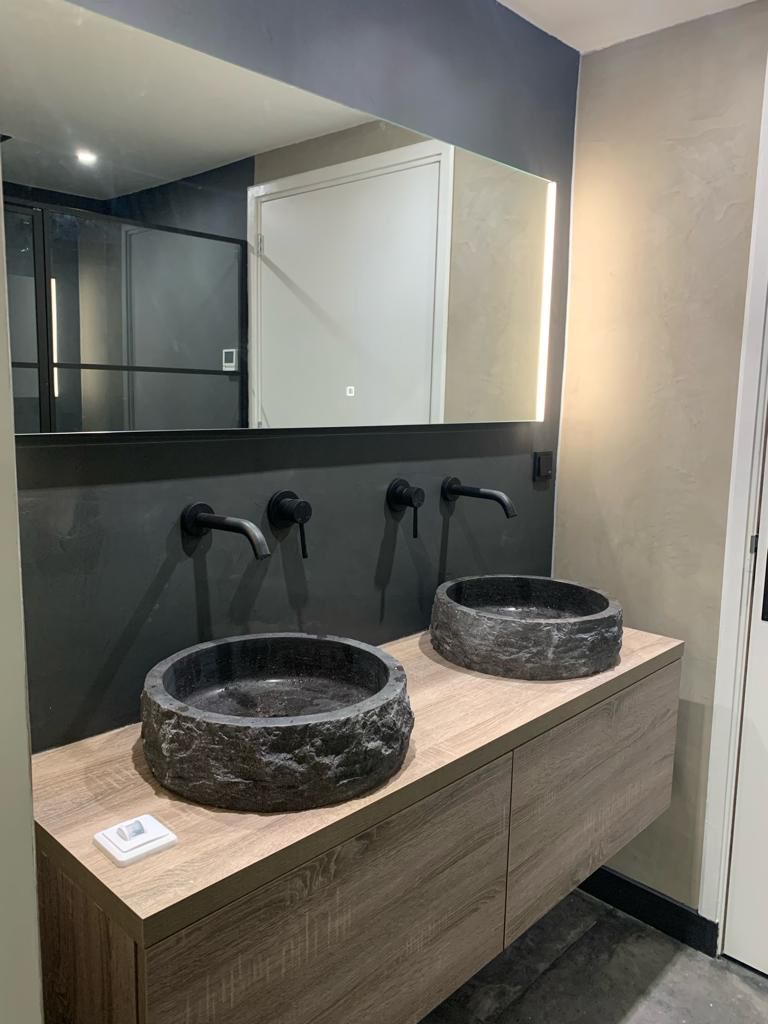 Badkamer met dubbele natuurstenen wastafel