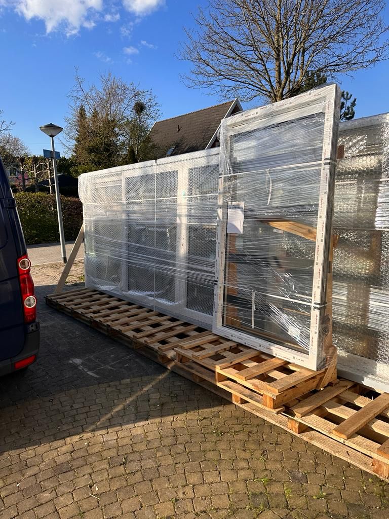 Glazen serre-aanbouw aan een woning