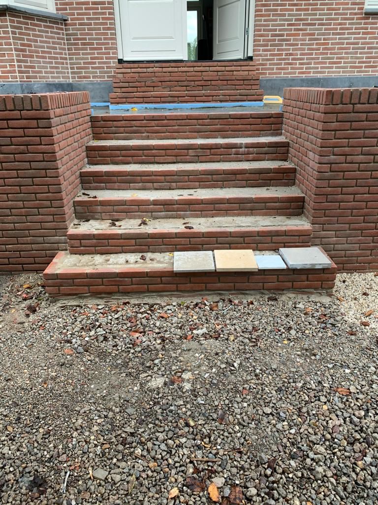 Buitentrap met metsel- en bestratingswerk