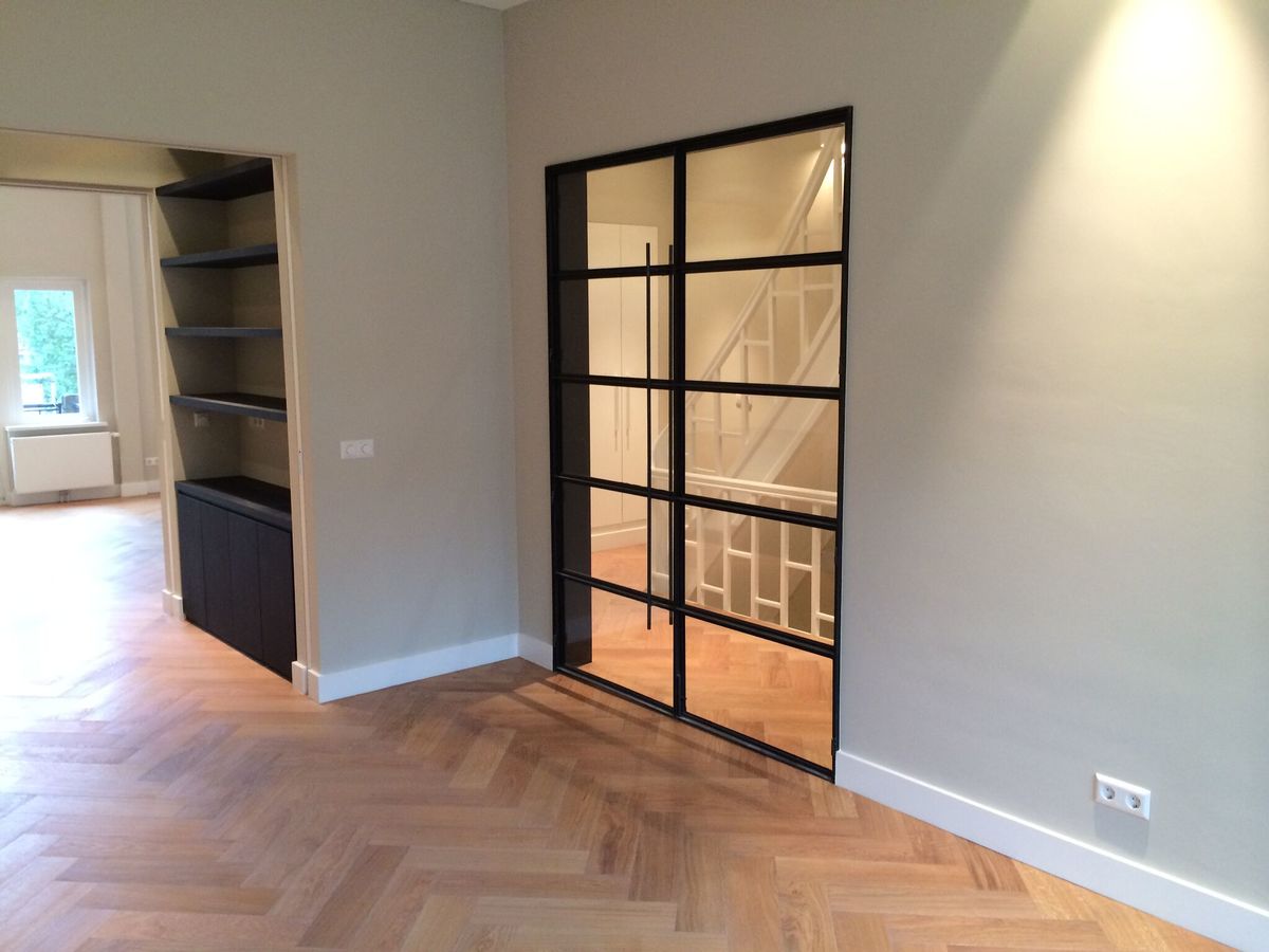 Interieur met stalen taatsdeuren met glas